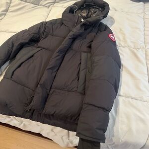 Canada Goose Men's Black Hooded Puffer Jacket size medium
